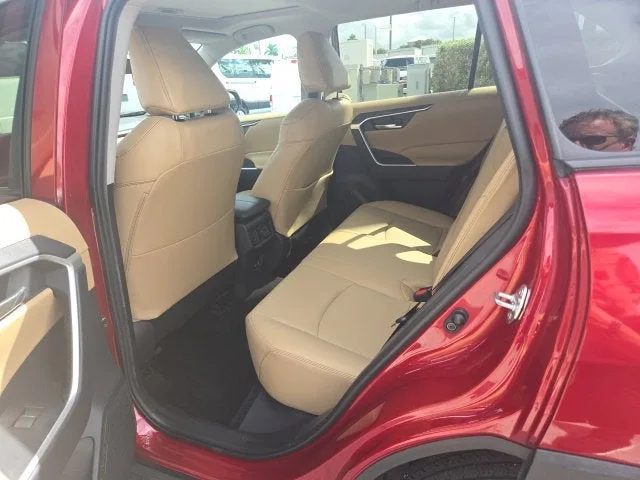 2020 Toyota RAV4 XLE Premium photo 16