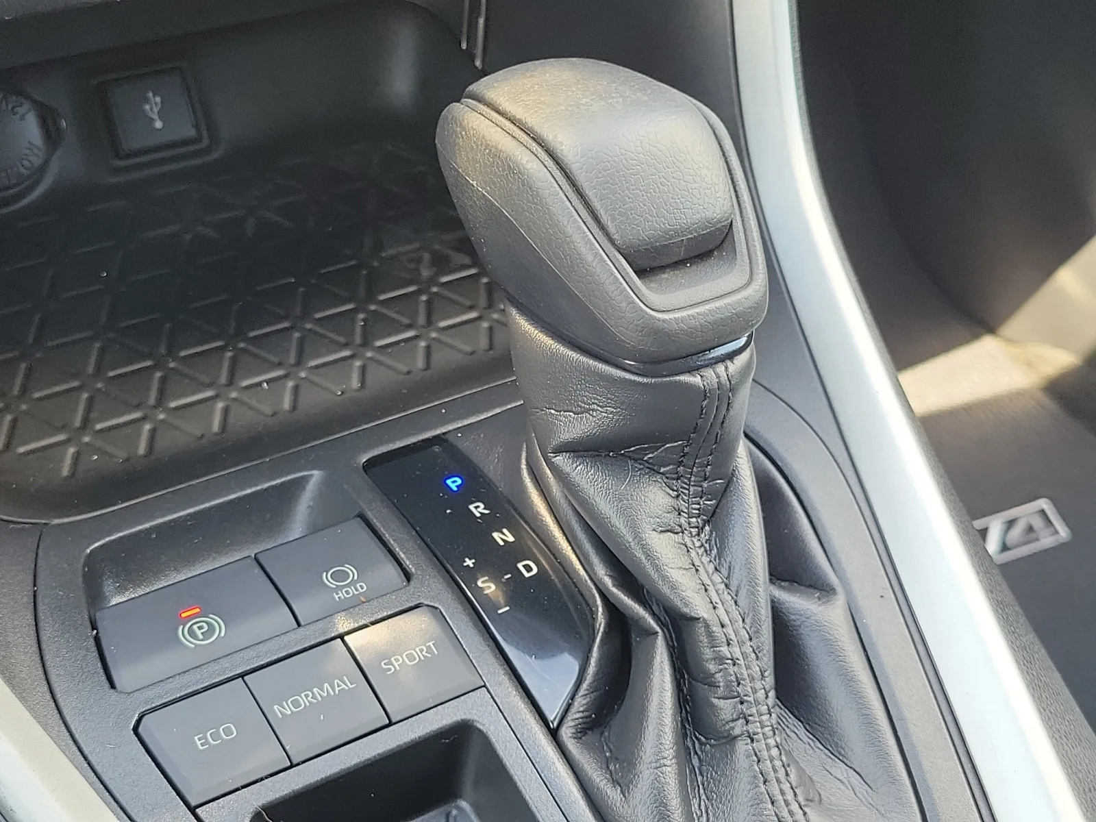 2021 Toyota RAV4 XLE photo 33