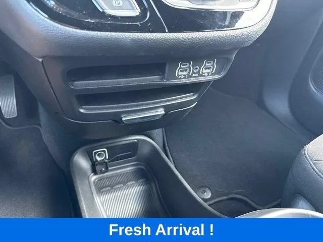 2024 Chrysler Pacifica Touring photo 9