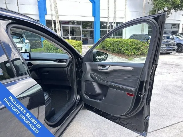 2022 Ford Escape SEL photo 23