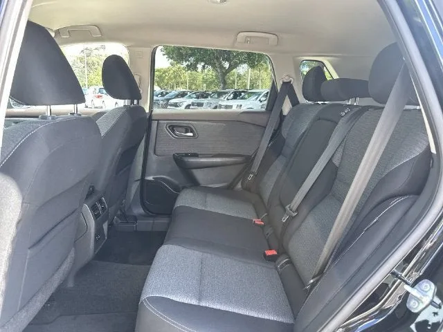 2021 Nissan Rogue SV photo 27