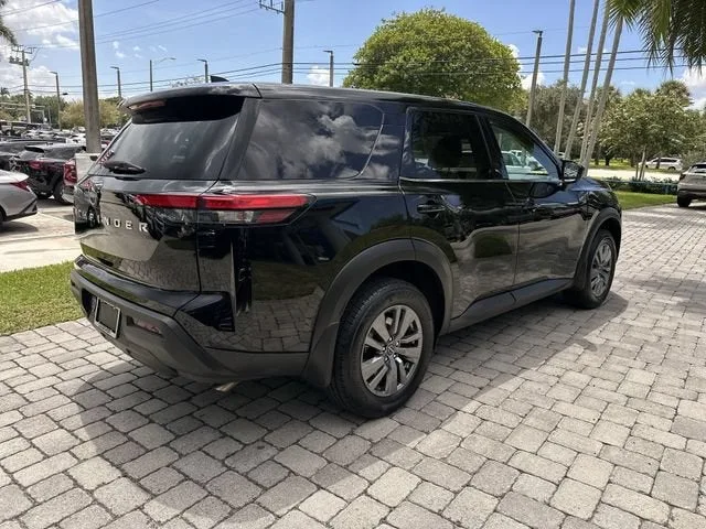 2025 Nissan Pathfinder S photo 38