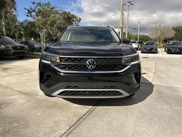 2024 Volkswagen Taos SE photo 18