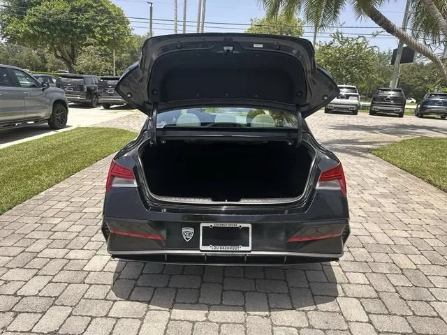 2025 Hyundai Elantra SEL Convenience photo 28