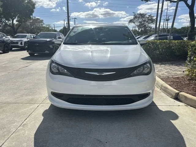 2023 Chrysler Voyager LX photo 19