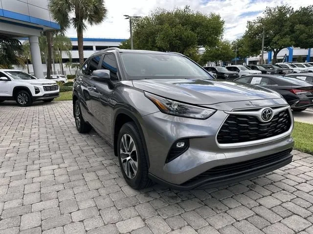 2025 Toyota Highlander LE photo 17