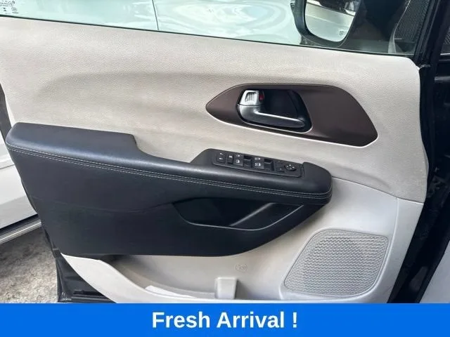 2023 Chrysler Voyager LX photo 11