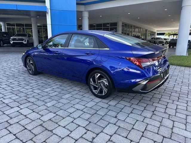 2025 Hyundai Elantra SEL Convenience photo 32