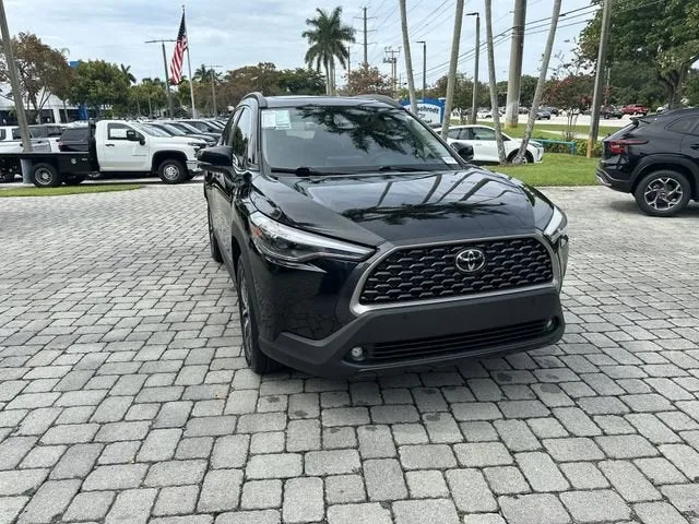 2025 Toyota Corolla Cross XLE photo 17