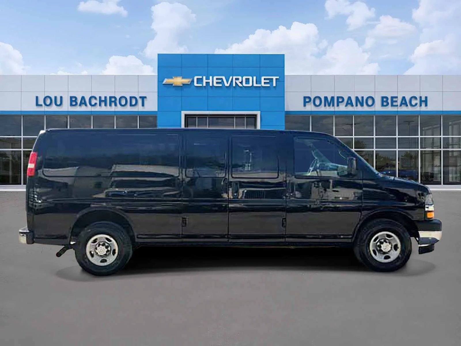 2018 Chevrolet Express Passenger 3500 LT photo 2