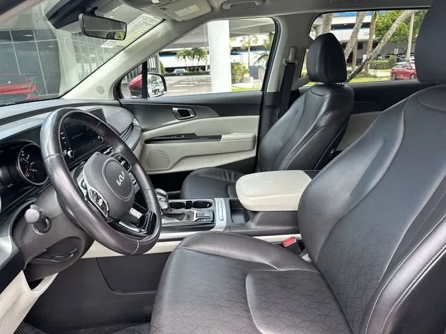 2024 Kia Carnival LX photo 23