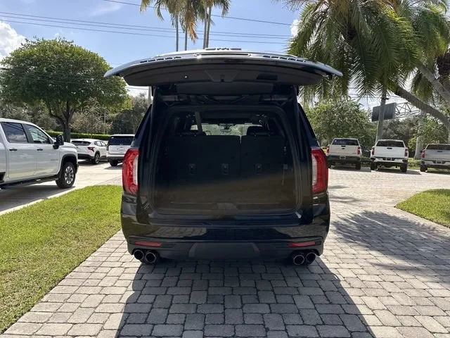 2021 GMC Yukon Denali photo 28
