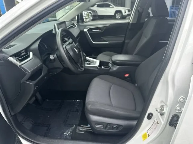 2023 Toyota RAV4 Hybrid XLE photo 30