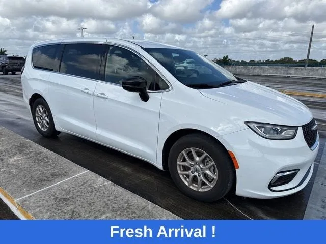 2024 Chrysler Pacifica Touring photo 12