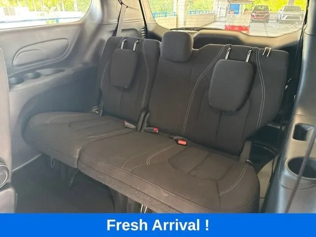 2024 Chrysler Pacifica Touring photo 4