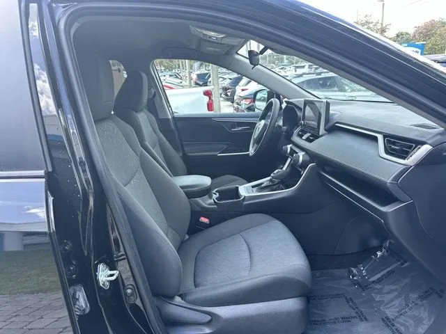 2024 Toyota RAV4 XLE photo 29