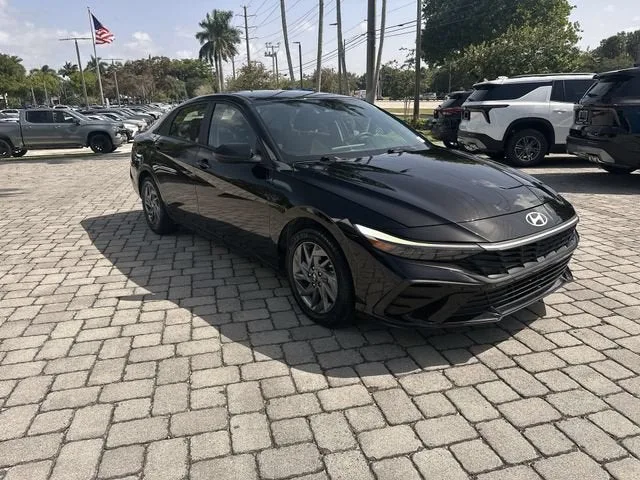 2024 Hyundai Elantra SEL photo 16