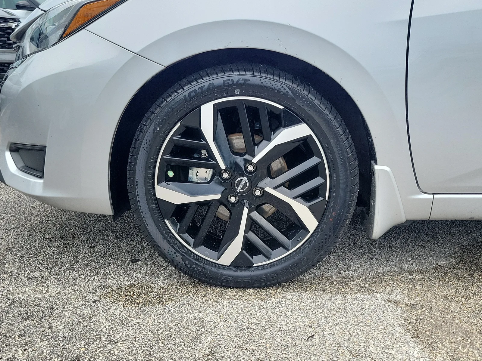 2025 Nissan Versa SR photo 8