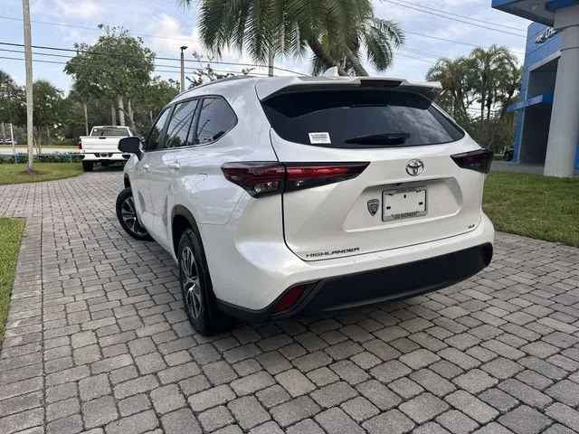 2024 Toyota Highlander LE photo 12