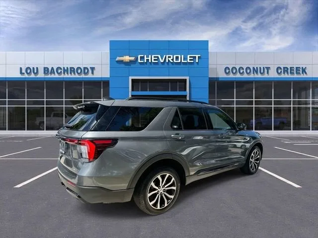2025 Ford Explorer ST-Line photo 8