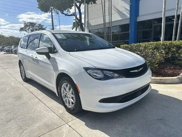2023 Chrysler Voyager LX photo 18