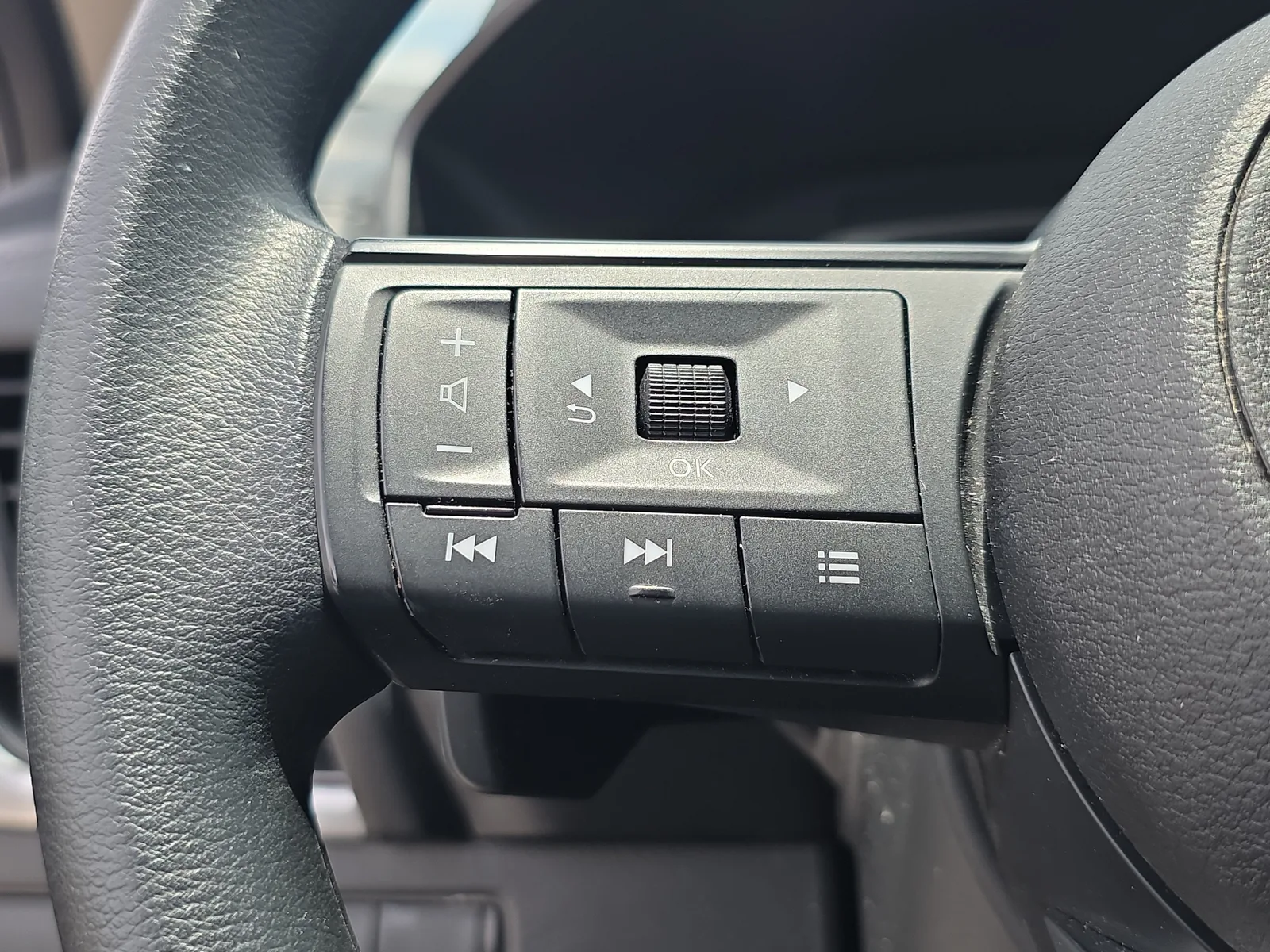 2024 Nissan Rogue SV photo 28