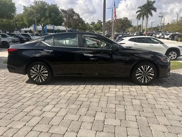 2025 Nissan Altima SV photo 14