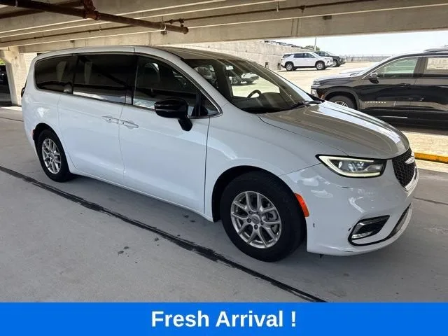 2025 Chrysler Pacifica Select photo 13