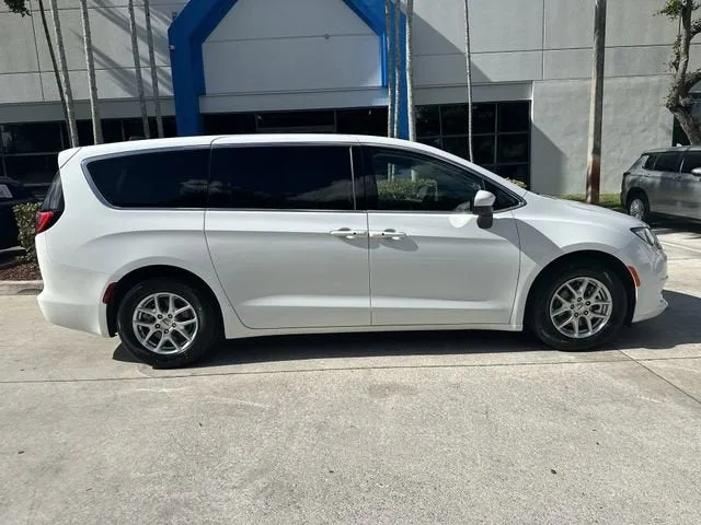 2023 Chrysler Voyager LX photo 16