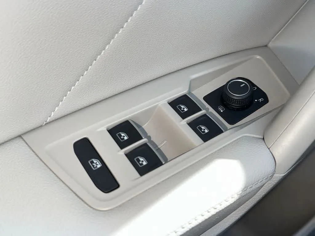 2023 Volkswagen Tiguan SE photo 21