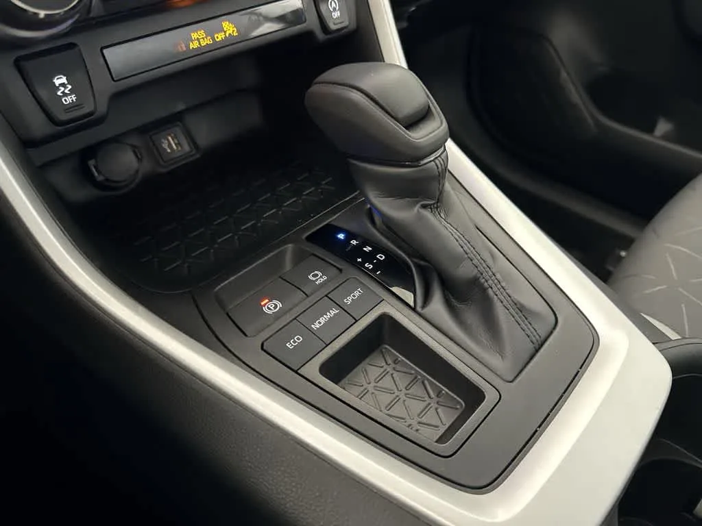 2024 Toyota RAV4 XLE photo 21