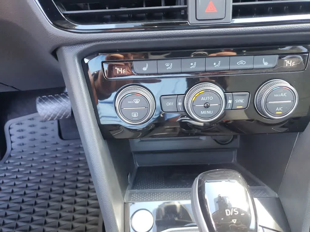 2024 Volkswagen Taos SE photo 25