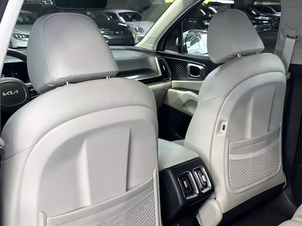 2025 Kia Sorento S photo 23