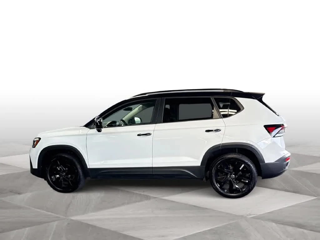 2026 Volkswagen Taos SE Black photo 5