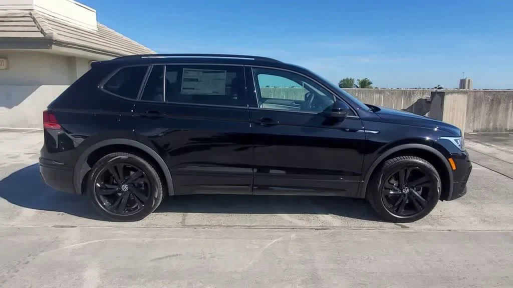 2024 Volkswagen Tiguan SE R-Line Black photo 9