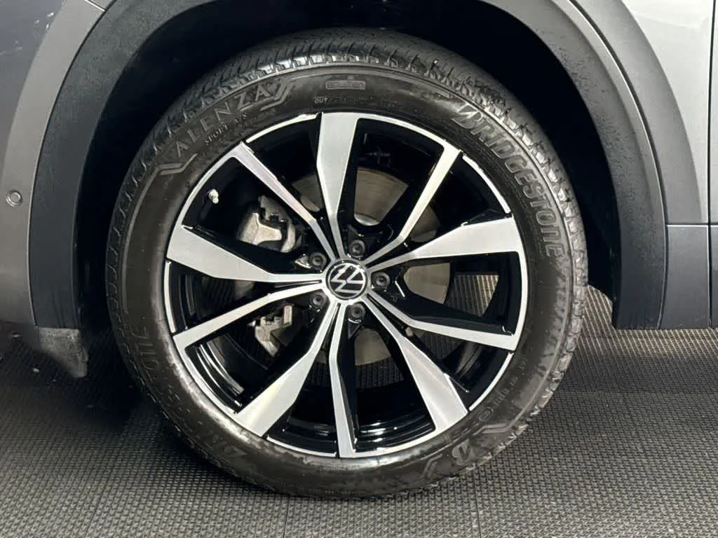 2024 Volkswagen Atlas Cross Sport 2.0T SEL Premium R-Line photo 11