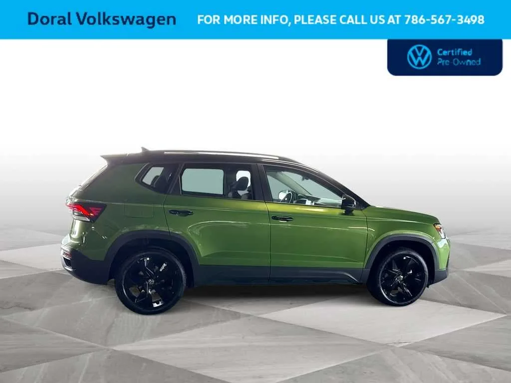 2025 Volkswagen Taos SE Black photo 9