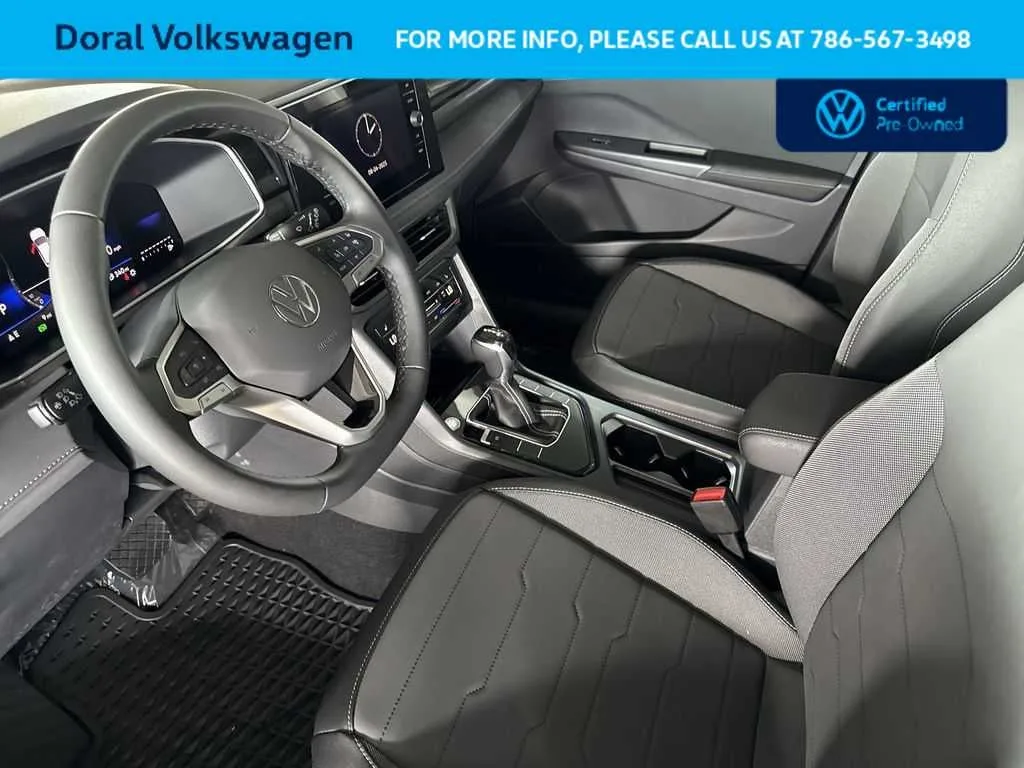 2025 Volkswagen Taos SE Black photo 13