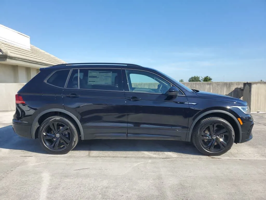 2024 Volkswagen Tiguan SE R-Line Black photo 12