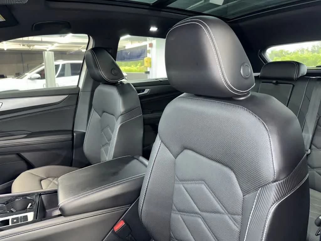 2024 Volkswagen Atlas Cross Sport 2.0T SE w/Technology photo 14