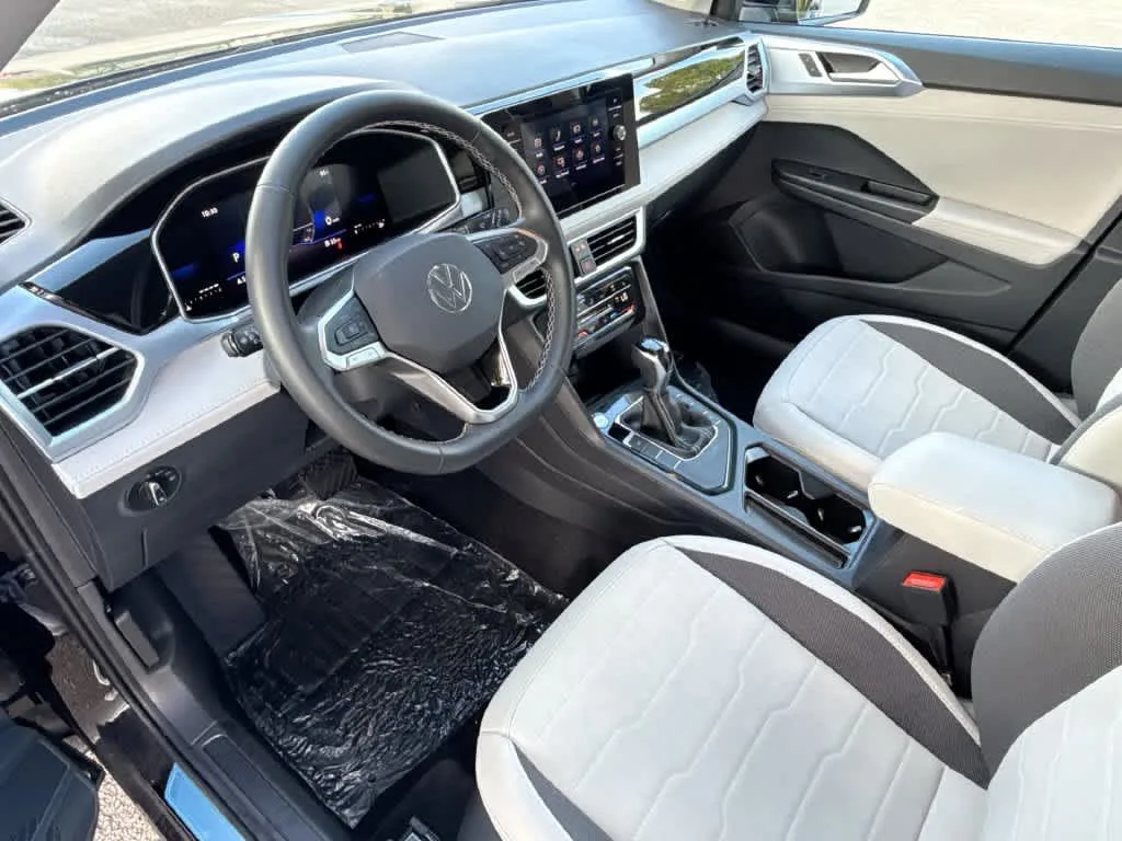 2026 Volkswagen Taos SE photo 13