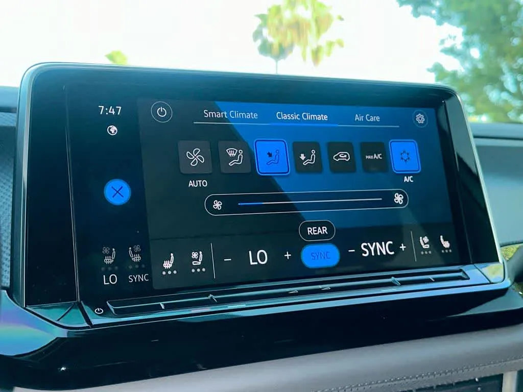 2024 Volkswagen Atlas 2.0T Peak Edition SE w/Technology photo 19