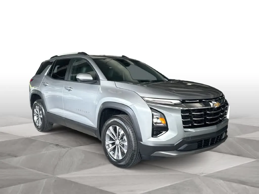 2025 Chevrolet Equinox FWD LT photo 2