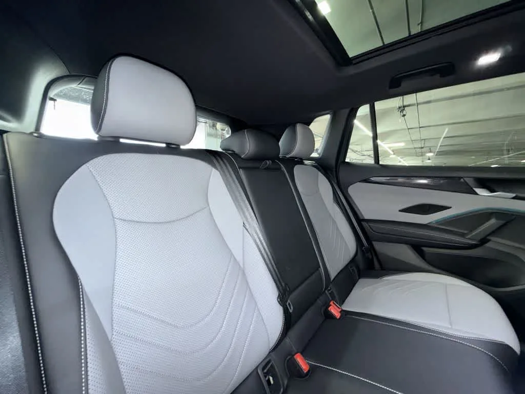 2026 Volkswagen Tiguan SE R-Line Black photo 26