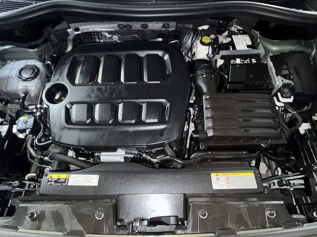 2026 Volkswagen Tiguan SE R-Line Black photo 12