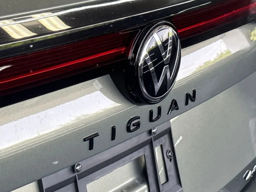 2026 Volkswagen Tiguan SE R-Line Black photo 10