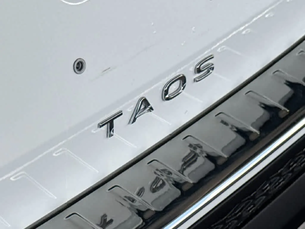 2026 Volkswagen Taos SE photo 10