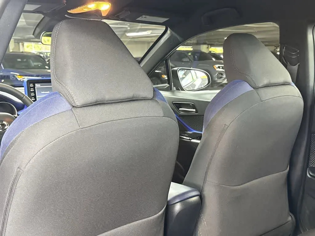 2022 Toyota C-HR XLE photo 23