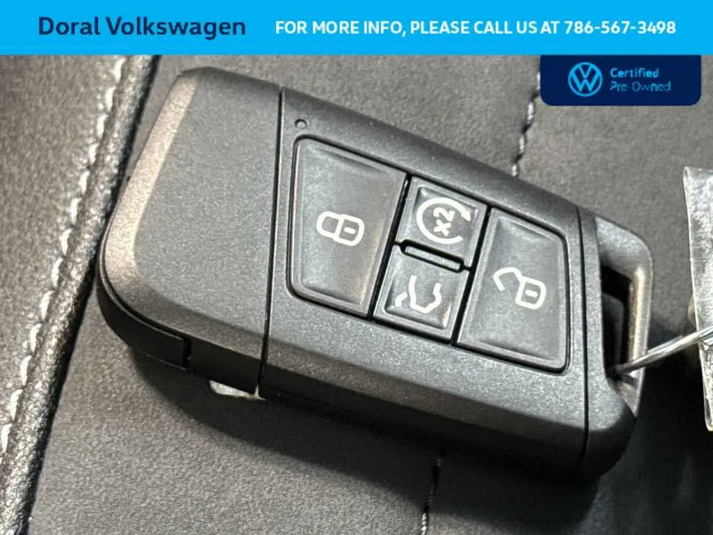 2025 Volkswagen Taos SE Black photo 28