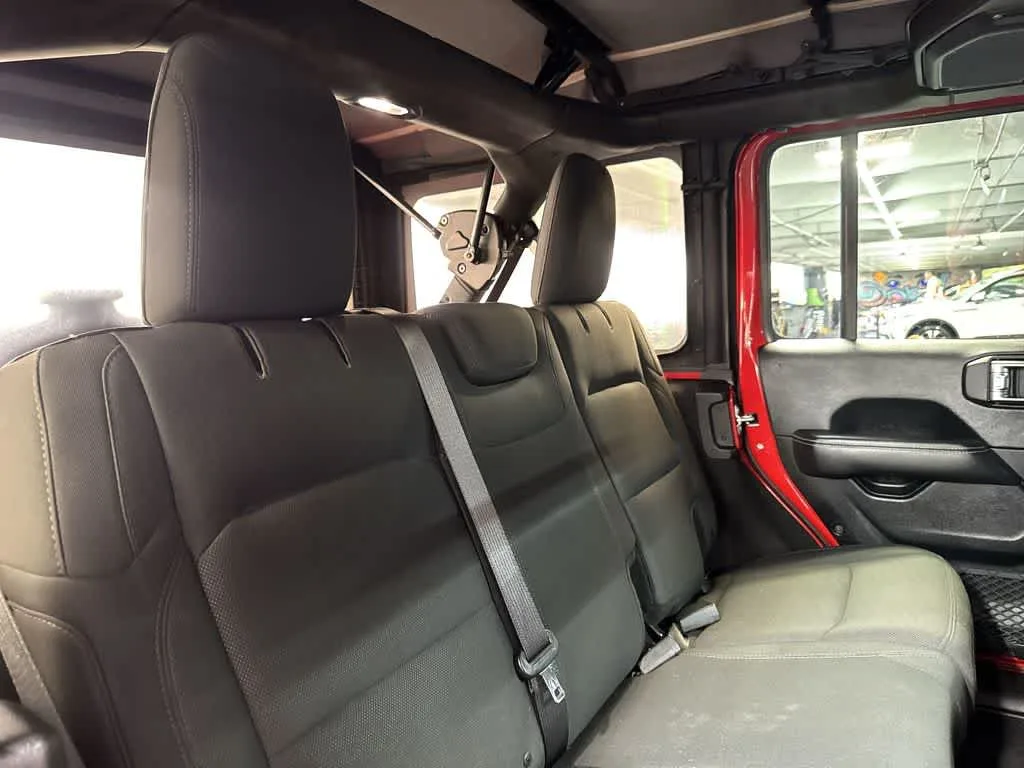 2018 Jeep Wrangler Unlimited Sahara photo 26